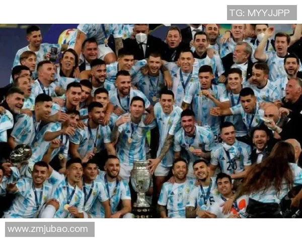 从草根少年到绿茵传奇探寻一代足球明星的成长与辉煌历程